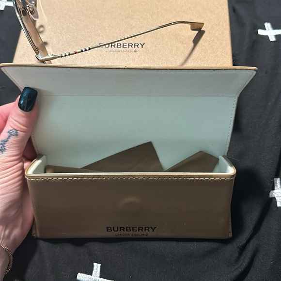 Burberry Sunglasses - Picture 5 of 8